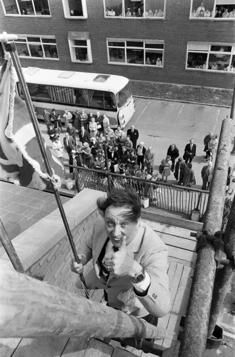 Framed Print : Ken Dodd at Clatterbridge Hospital, Birkenhead. 23rd May 1979
