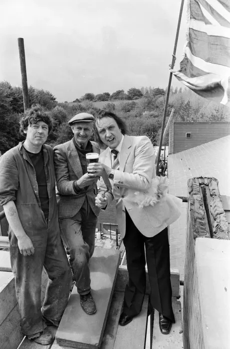 Framed Print : Ken Dodd at Clatterbridge Hospital, Birkenhead. 23rd May 1979 Framed Print : Ken Dodd at Clatterbridge Hospital, Birkenhead. 23rd May 1979