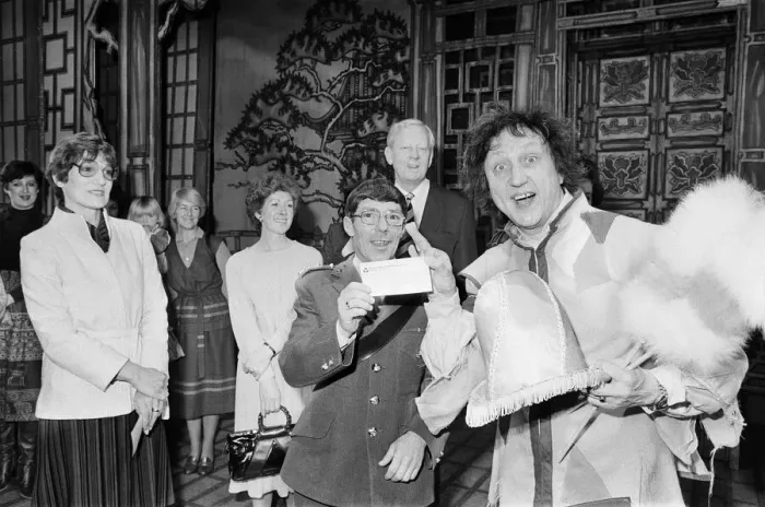 Framed Print : Ken Dodd, Comedian, presents 1000 pound cheque to the British Heart Foundation, Coventry Framed Print : Ken Dodd, Comedian, presents 1000 pound cheque to the British Heart Foundation, Coventry