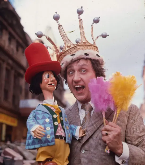 Framed Print : Ken Dodd comedian on tour in Glasgow, Scotland, 9th October 1972 Framed Print : Ken Dodd comedian on tour in Glasgow, Scotland, 9th October 1972