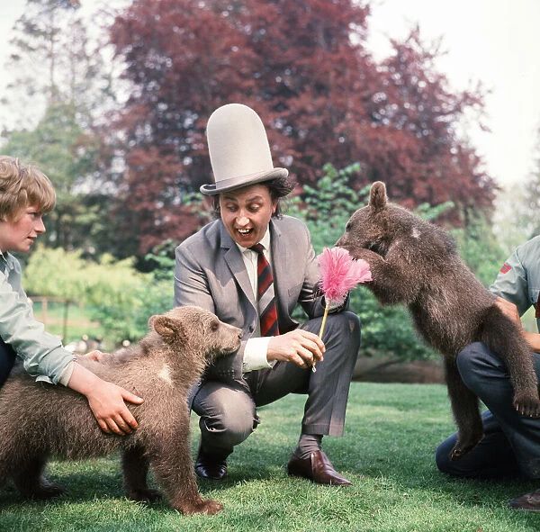 Ken Dodd visits Diddy and Doddy, two four-month-old bears at Flamingo Park Zoo