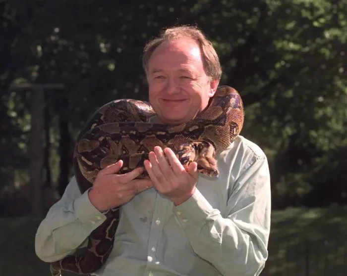 Framed Print : Ken Livingstone August 1998 at London Zoo to promote the new Web Of Life building being