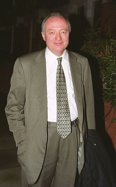 Ken Livingstone MP November 1999 arriving home (11. 20) after a long day of interviews