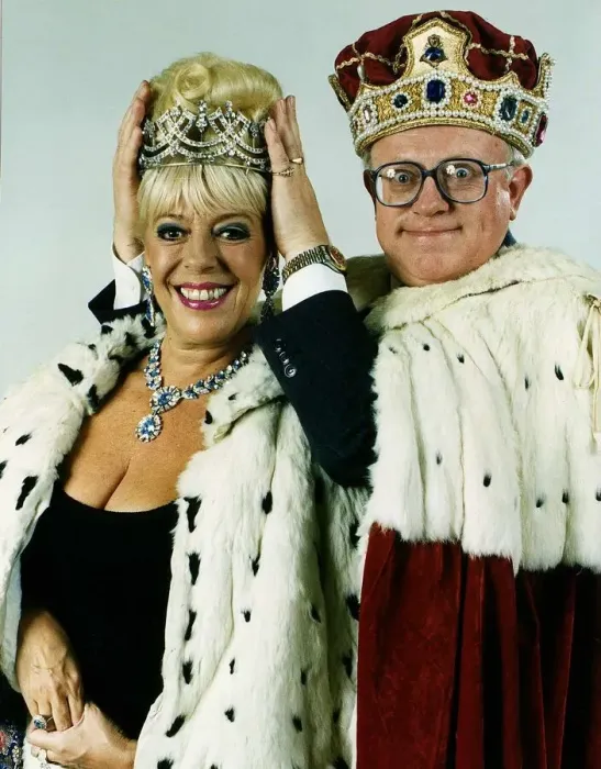 Framed Print : Ken Morley actor and Julie Goodyear actress from Coronation Street