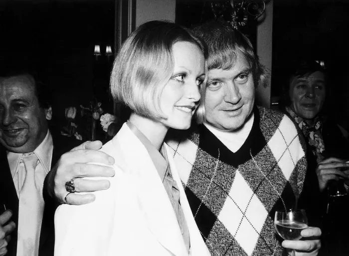 Framed Print : Ken Russell director and model Twiggy at a reception in London to give details of his Framed Print : Ken Russell director and model Twiggy at a reception in London to give details of his