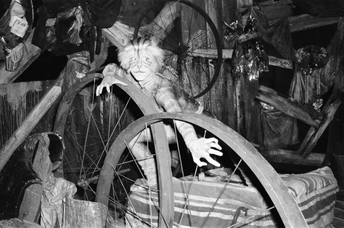 Framed Print : Kenn Wells, dancer who plays the character Skimbleshanks in West End show Cats