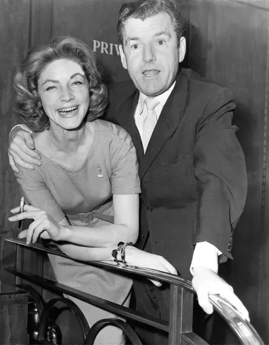 Framed Print : Kenneth More and Lauren Bacall at the Odeon Theatre, Leicester Square in 1959 Framed Print : Kenneth More and Lauren Bacall at the Odeon Theatre, Leicester Square in 1959