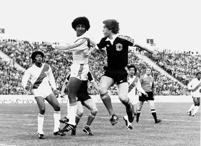 Framed Print : Kenny Dalglish (Scotland) in action against Peru in World Cup 1978 Peru 3 Framed Print : Kenny Dalglish (Scotland) in action against Peru in World Cup 1978 Peru 3