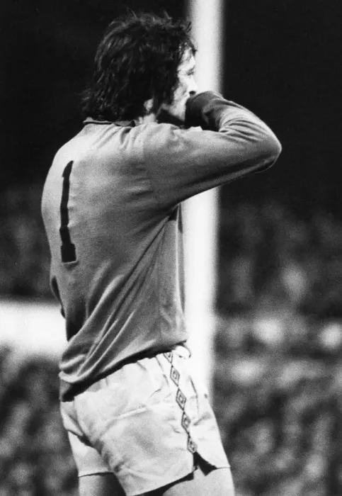 Framed Print : Kenny Hibbitt Wolverhampton Wanderers football player fills in as emergency goalkeeper