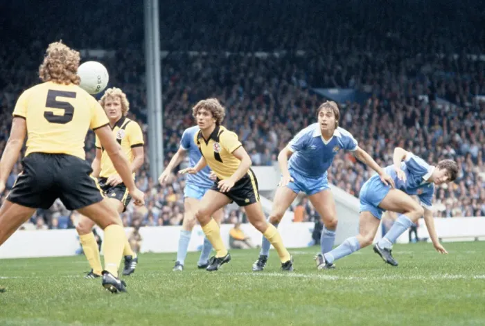 Framed Print : Kenny Sansom (centre) in action for Crystal Palace watched by City