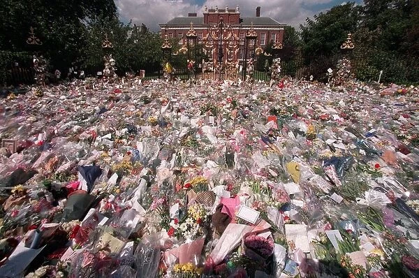Kensington Palace September 1997 Flowers Floral Tributes to Princess Diana