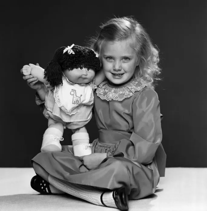 Framed Print : Keri Reynolds, aged 5, with her Cabbage Patch doll. 2nd December 1983