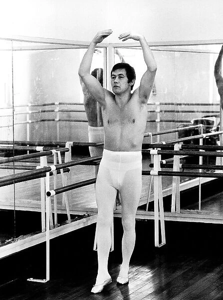 Kevin Finnegan boxer practising his ballet dancing Circa 1975