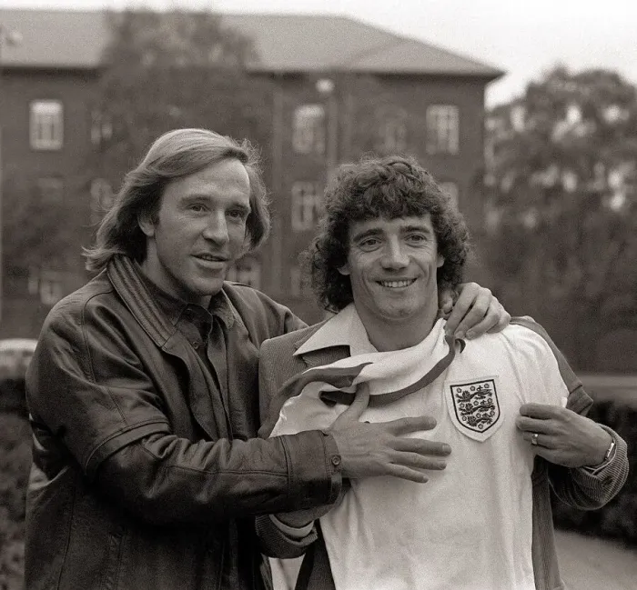 Framed Print : Kevin Keegan with Hamburg General Manager Gunter Netzer before the England football