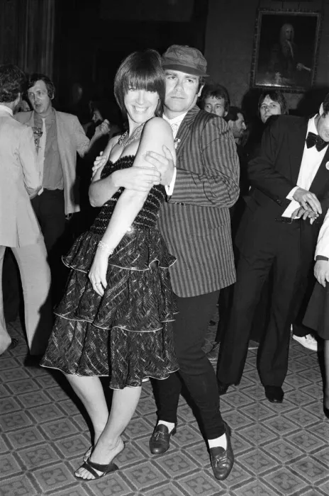 Framed Print : Kiki Dee and Elton John attend a House of Commons reception Framed Print : Kiki Dee and Elton John attend a House of Commons reception