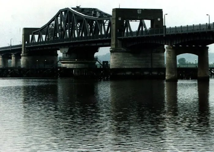 Framed Print : Kincardine Bridge showing signs of sinking in the mud flats river