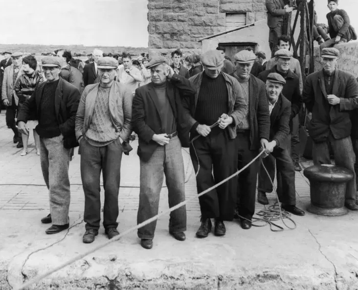 Framed Print : Kindly, tough men, Aran Islanders gather on the quayside to throw a line as the ferry