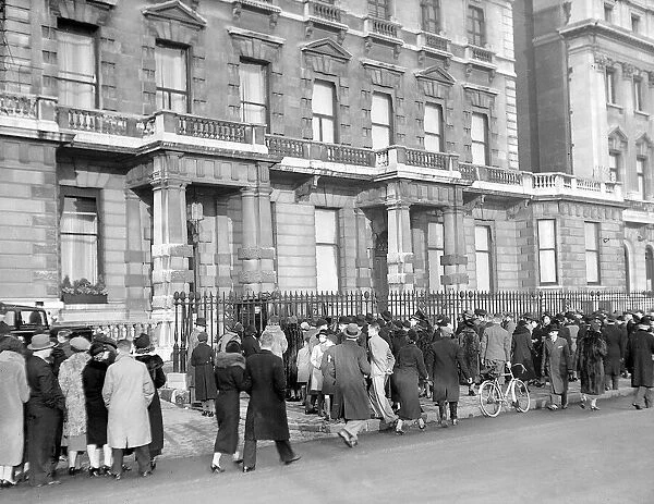 King Edward VIII Abdication Crisis Royal supporters outside palace Royalty