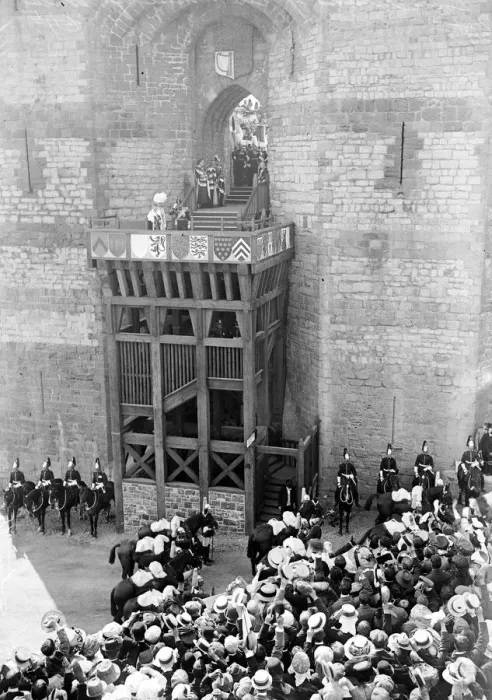 Framed Print : King George V July 1911 The king presenting the prince to the people at Queen Framed Print : King George V July 1911 The king presenting the prince to the people at Queen