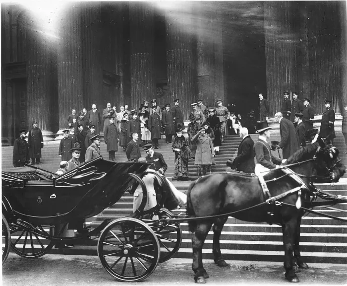 Framed Print : King George V and Queen Mary leaving St Pauls Cathedral after a special service to