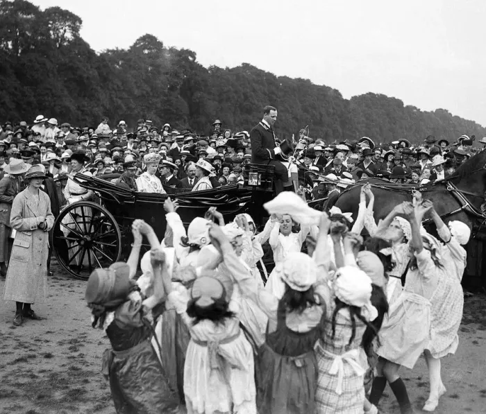 Framed Print : King George V and Queen Mary seen here in Hyde Park watching people dance during