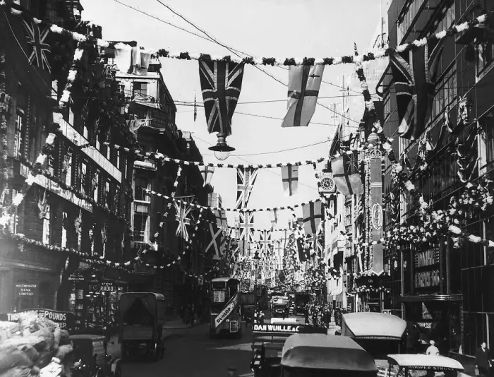 Framed Print : King George V and Queen Marys Silver Jubilee parade in the street. May 1935