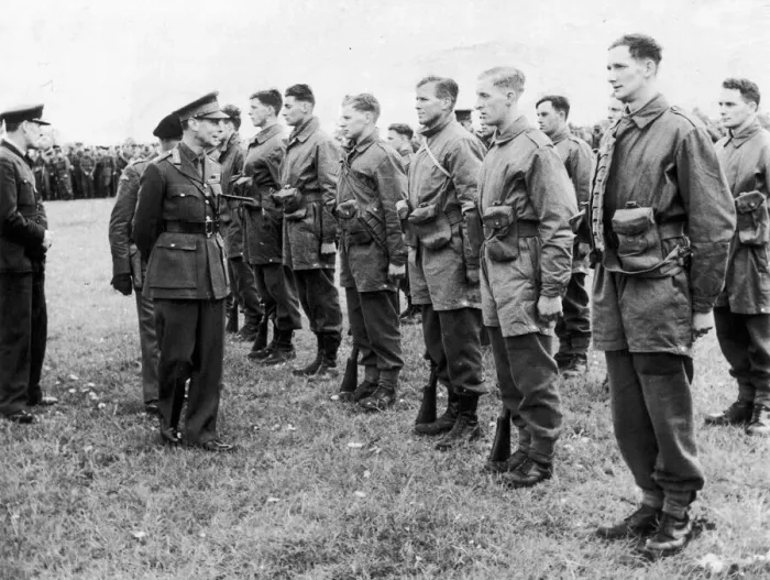 Framed Print : King George VI inspecting paratroopers at a demonstration during the Second World War Framed Print : King George VI inspecting paratroopers at a demonstration during the Second World War