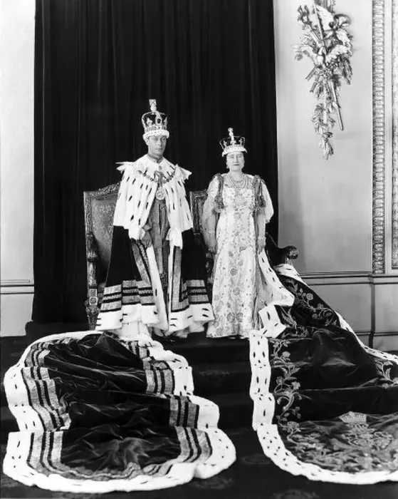 : King George VI and Queen Elizabeth in their Coronation robes Buckingham Palace : King George VI and Queen Elizabeth in their Coronation robes Buckingham Palace