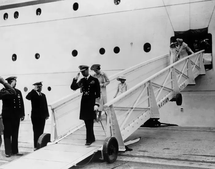 Framed Print : King George VI and Queen Elizabeth with their daughter Princess Elizabeth arrive