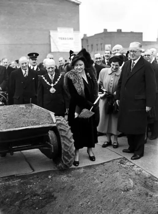 Framed Print : King George VI and Queen Elizabeth visit Lansbury estate Framed Print : King George VI and Queen Elizabeth visit Lansbury estate