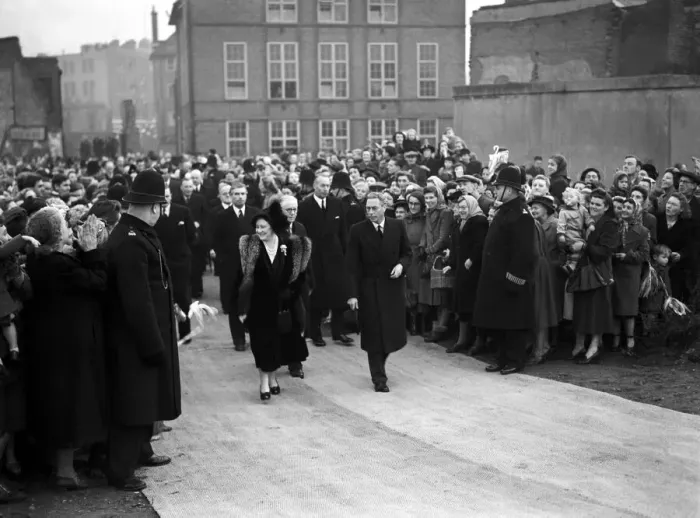 Framed Print : King George VI and Queen Elizabeth visit Lansbury estate Framed Print : King George VI and Queen Elizabeth visit Lansbury estate