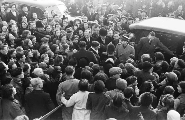Framed Print : King George VI tours the bomb shattered areas of Birmingham following the city suffering