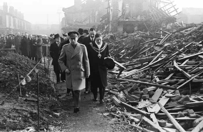 Framed Print : King George VI tours the bomb shattered areas of Birmingham following the city suffering
