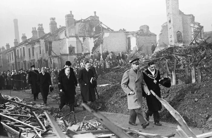 Framed Print : King George VI tours the bomb shattered areas of Birmingham following the city suffering