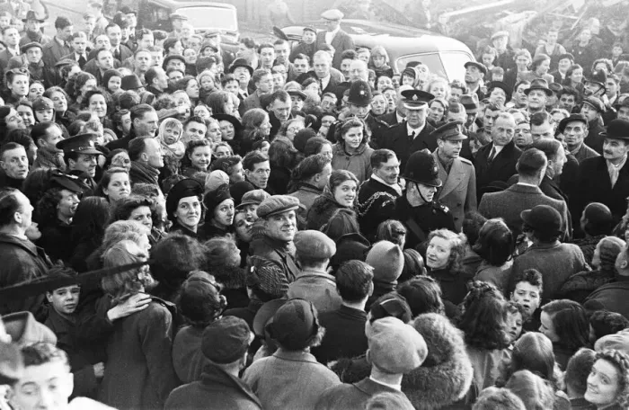 Framed Print : King George VI tours the bomb shattered areas of Birmingham following the city suffering Framed Print : King George VI tours the bomb shattered areas of Birmingham following the city suffering