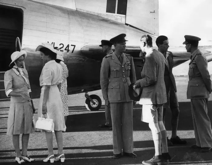 Framed Print : King George VI (wearing shorts), Princess Elizabeth, Princess Margaret Framed Print : King George VI (wearing shorts), Princess Elizabeth, Princess Margaret