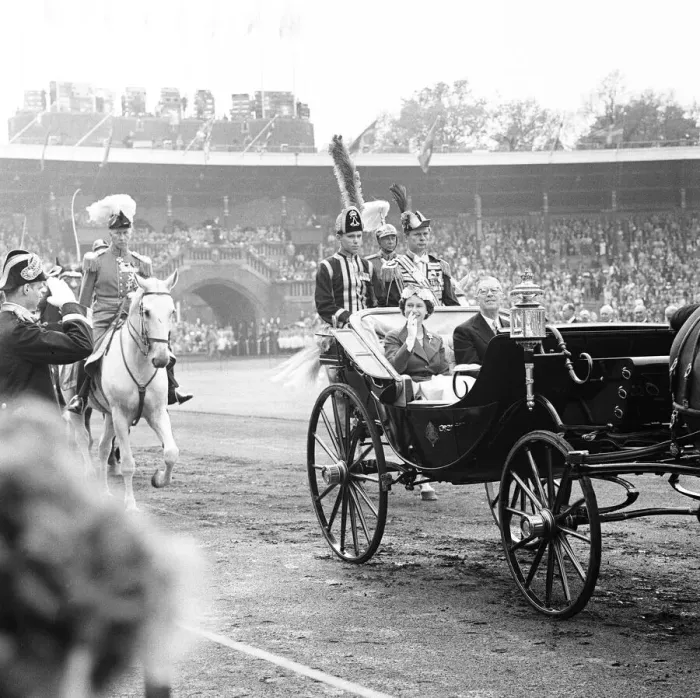 Framed Print : King Gustaf VI of Sweden and Queen Elizabeth II seen here arriving at the Olympic Stadium