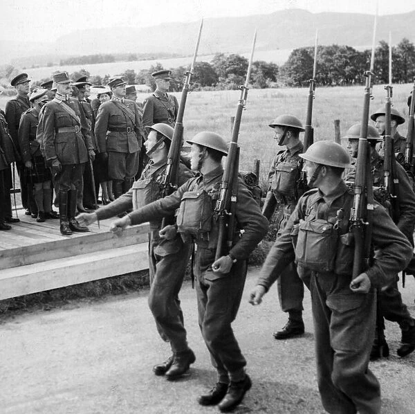 King Haakon visits Norwegian troops in Scotland, accompanied by Crown Prince Olav