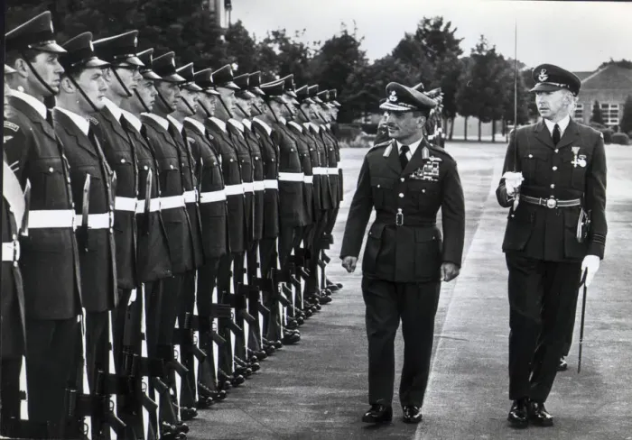 Framed Print : KING HUSSEIN OF JORDAN INSPECTS HONOUR GUARD AT RAF LITTLE RISSINGTON 27 / 07 / 1966 Framed Print : KING HUSSEIN OF JORDAN INSPECTS HONOUR GUARD AT RAF LITTLE RISSINGTON 27 / 07 / 1966