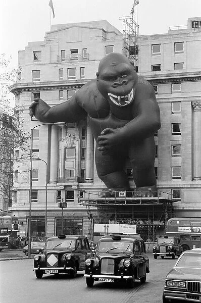'King Kong'towering 90 feet above the traffic