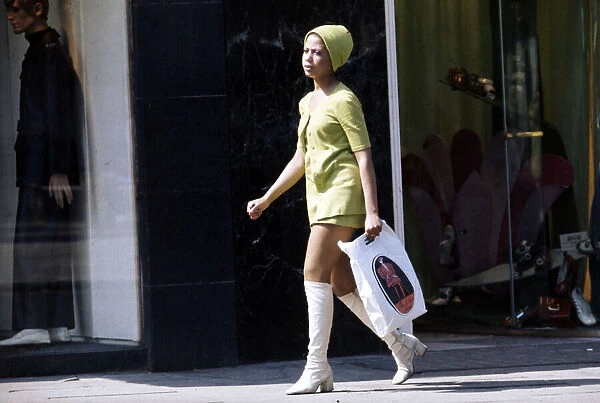 Kings Road Chelsea London June 1970 Fashion 1970s A woman walking down