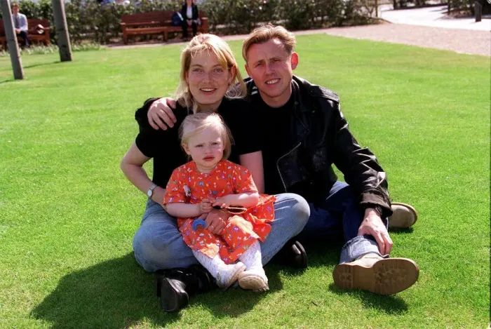 Framed Print : Kirk Brandon former pop singer with wife and daughter Siff after a judge had ruled that