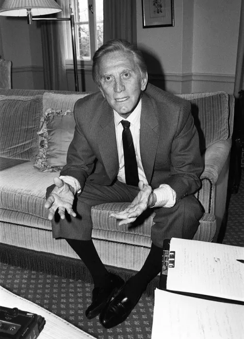 Framed Print : kirk Douglas April 1987 at The Grosvenor House Hotel for daily mirror interview with Bill Framed Print : kirk Douglas April 1987 at The Grosvenor House Hotel for daily mirror interview with Bill