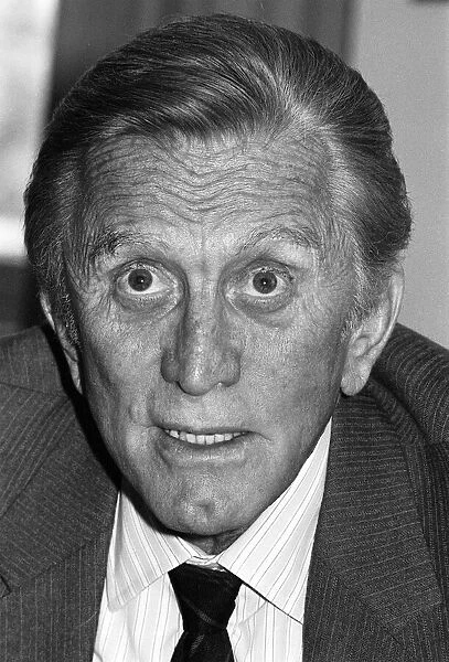 Kirk Douglas April 1987 at the Grosvenor House Hotel fot daily mirror interview with