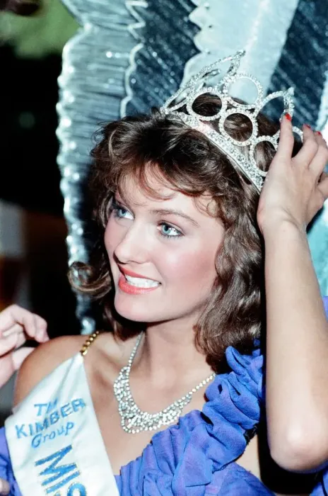 Framed Print : Kirsty Bertarelli, formerly Kirsty Roper, is pictured here after being crowned as Miss UK Framed Print : Kirsty Bertarelli, formerly Kirsty Roper, is pictured here after being crowned as Miss UK