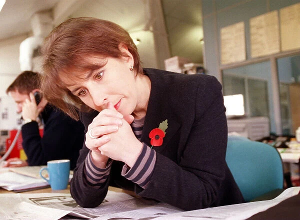 Kirsty Wark TV presenter reading newspaper at work November 1998 A©mirrorpix