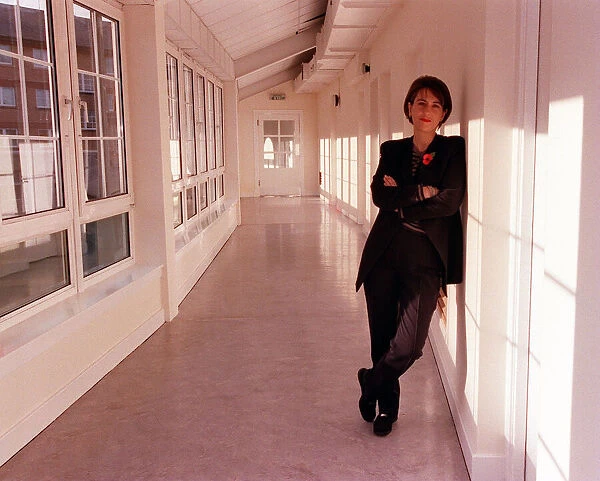 Kirsty Wark TV presenter at work November 1998 leaning on wall in corridor