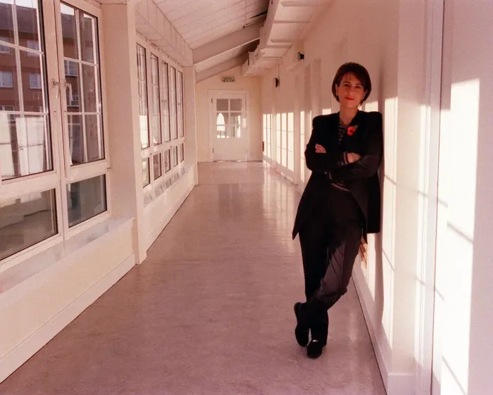 Framed Print : Kirsty Wark TV presenter at work November 1998 leaning on wall in corridor