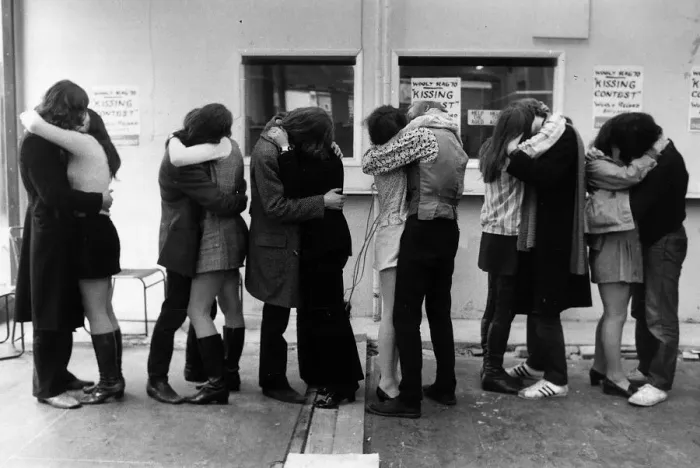 Framed Print : Kissing couples from Woolwich Polytechnic London in 1970 staged a Kiss-in during
