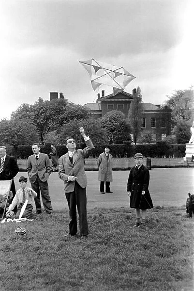 Kite Flying in Hyde Park. April 1952 C2007-003